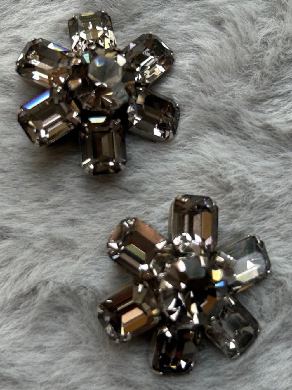VINTAGE WEISS Smokey Grey Rhinestone Clip-on Earrings - Picture 3 of 3